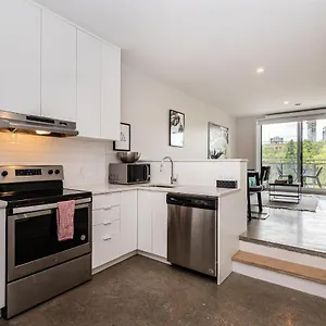 Elegant & Perfectly Located By Atwater Market By Den Stays Montreal